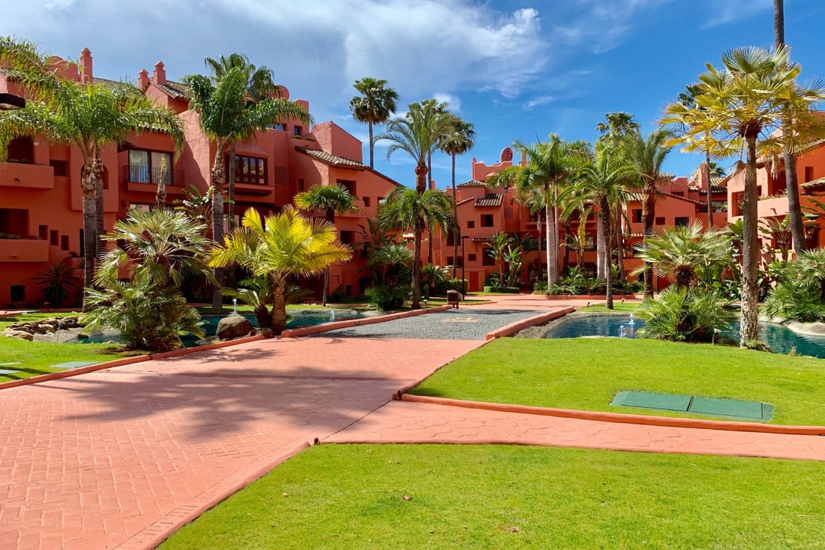 2 bedroom Apartment for rent in Estepona with pool garage - € 2,500 (Ref: 6995846)