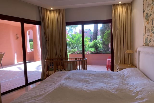 2 bedroom Apartment for rent in Estepona with pool garage - € 2,500 (Ref: 6995846)