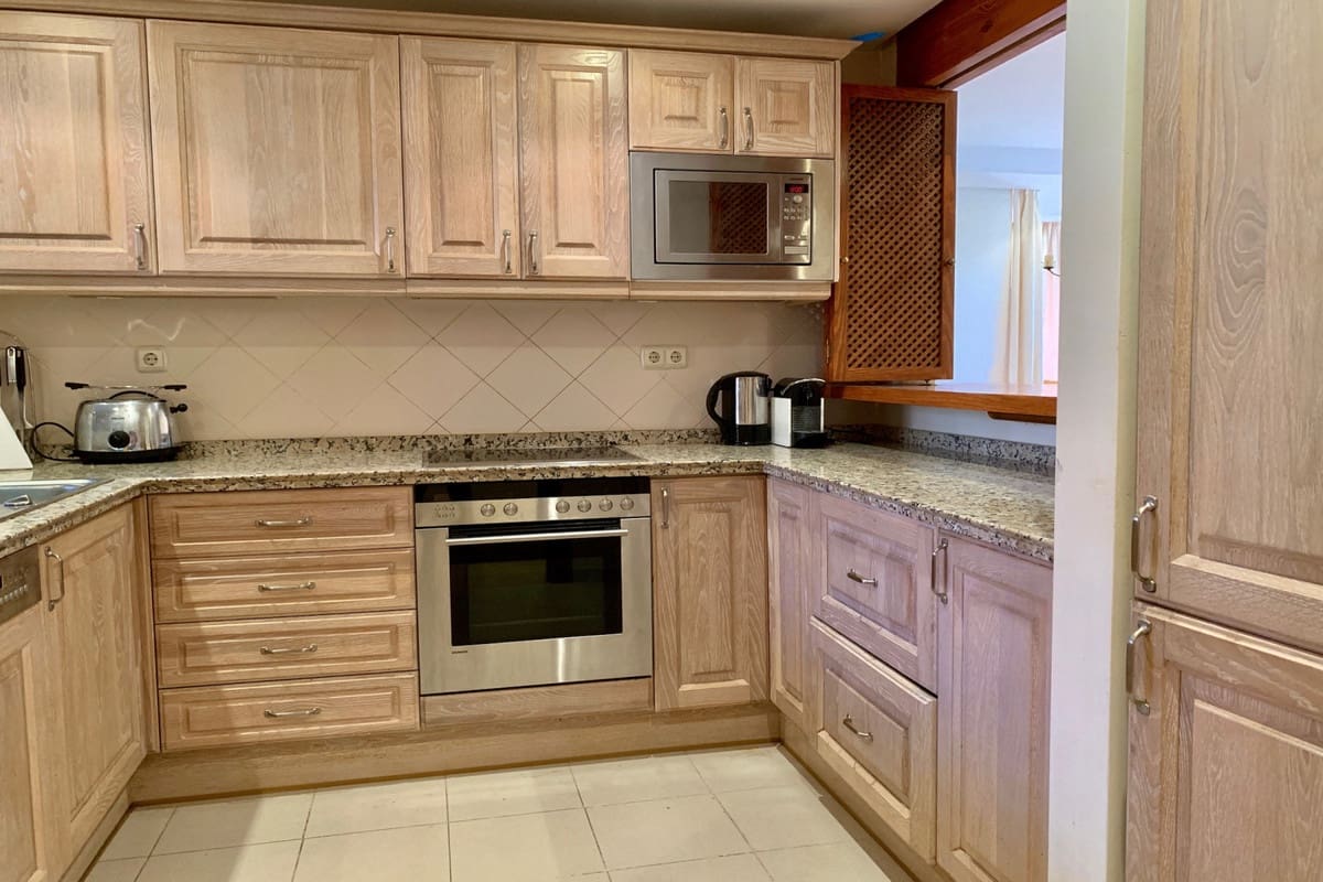 2 bedroom Apartment for rent in Estepona with pool garage - € 2,500 (Ref: 6995846)