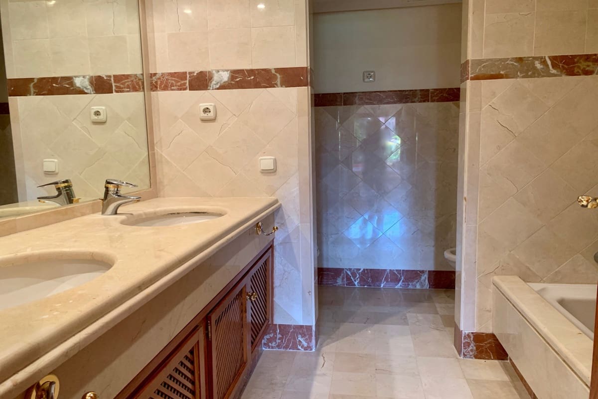 2 bedroom Apartment for rent in Estepona with pool garage - € 2,500 (Ref: 6995846)