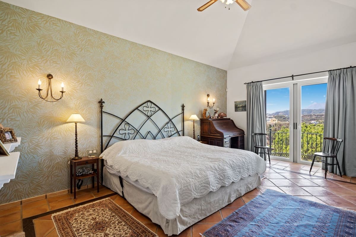 Chalet de 4 habitaciones en Benahavís en venta con piscina - 3.250.000 € (Ref: 7460667)