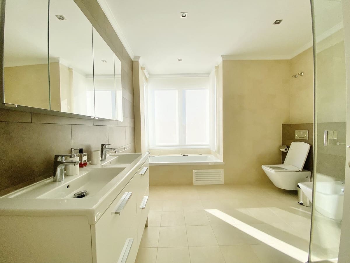 4 bedroom Villa for sale in Benahavis with pool garage - € 3,350,000 (Ref: 7971326)