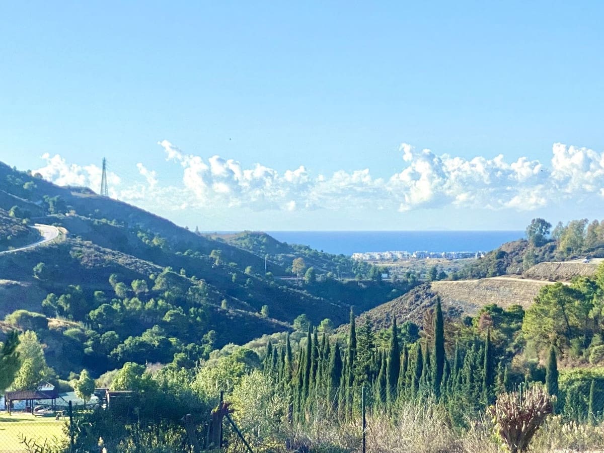 4 bedroom Villa for sale in Benahavis with pool garage - € 3,350,000 (Ref: 7971326)