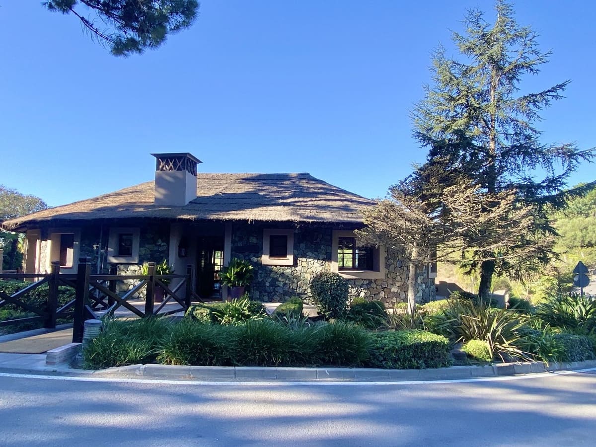 4 bedroom Villa for sale in Benahavis with pool garage - € 3,350,000 (Ref: 7971326)