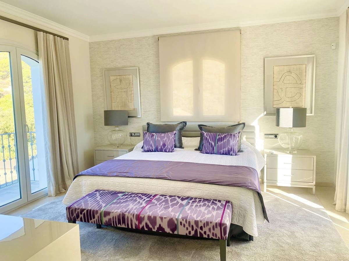 4 bedroom Villa for sale in Benahavis with pool garage - € 3,350,000 (Ref: 7971326)