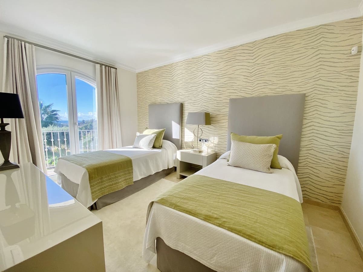 4 bedroom Villa for sale in Benahavis with pool garage - € 3,350,000 (Ref: 7971326)