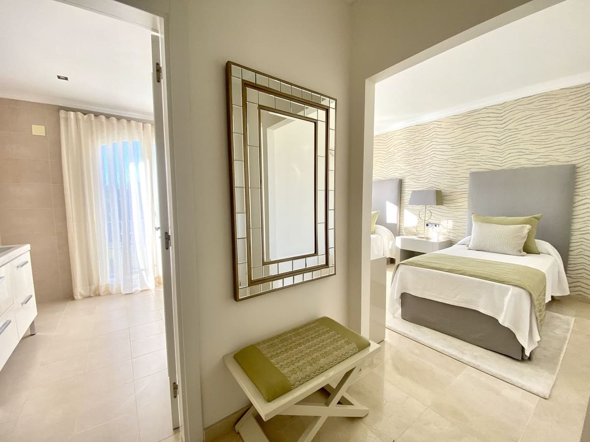 4 bedroom Villa for sale in Benahavis with pool garage - € 3,350,000 (Ref: 7971326)