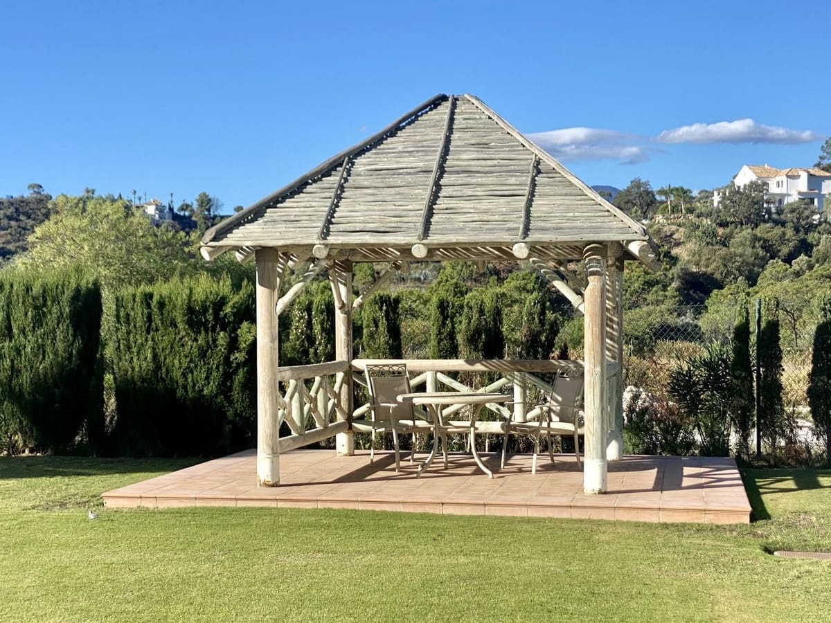 4 bedroom Villa for sale in Benahavis with pool garage - € 3,350,000 (Ref: 7971326)