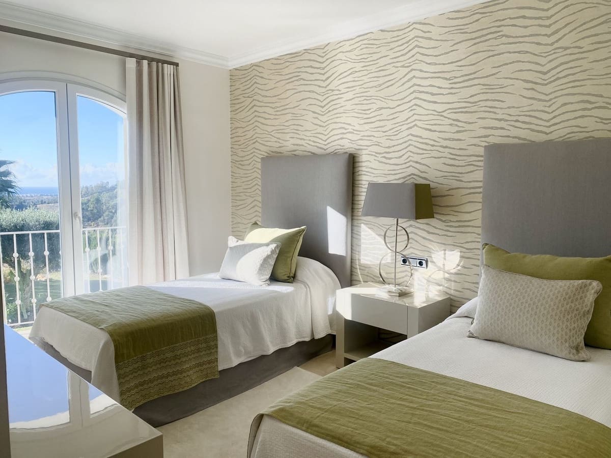 4 bedroom Villa for sale in Benahavis with pool garage - € 3,350,000 (Ref: 7971326)