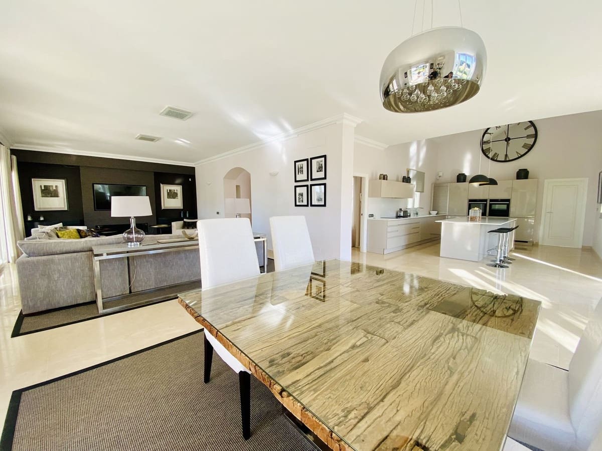 4 bedroom Villa for sale in Benahavis with pool garage - € 3,350,000 (Ref: 7971326)