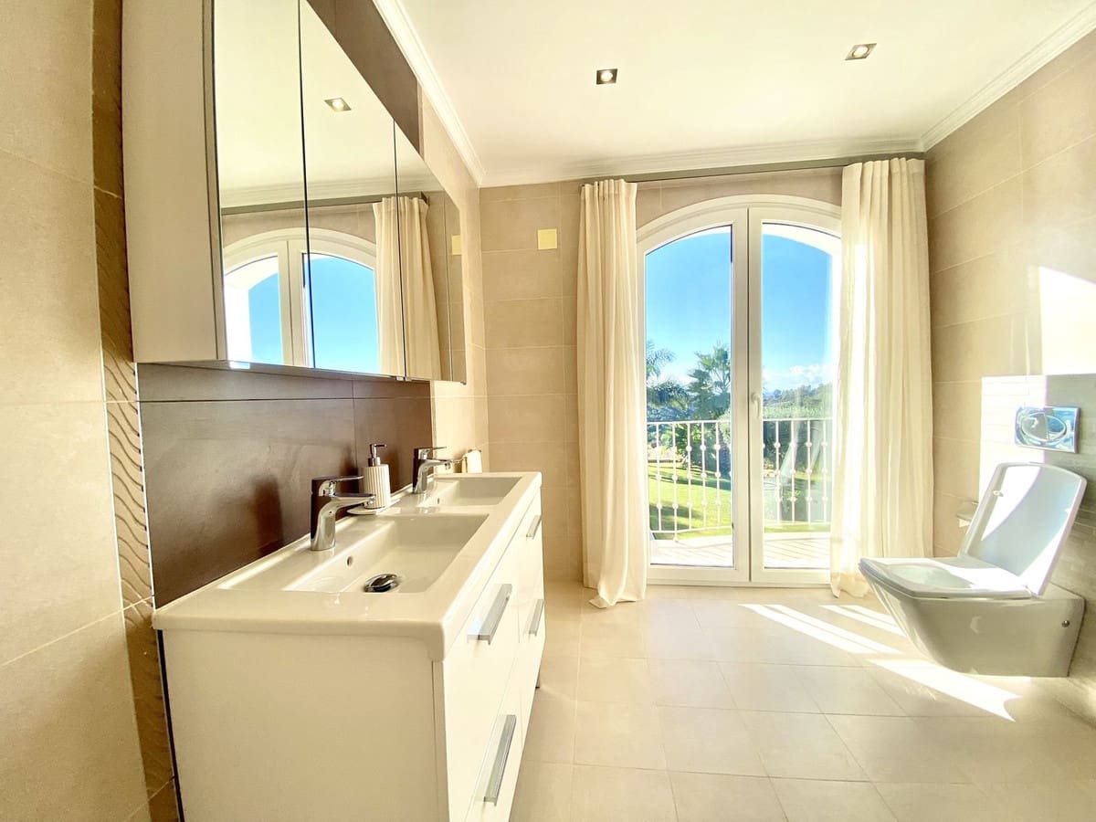 4 bedroom Villa for sale in Benahavis with pool garage - € 3,350,000 (Ref: 7971326)