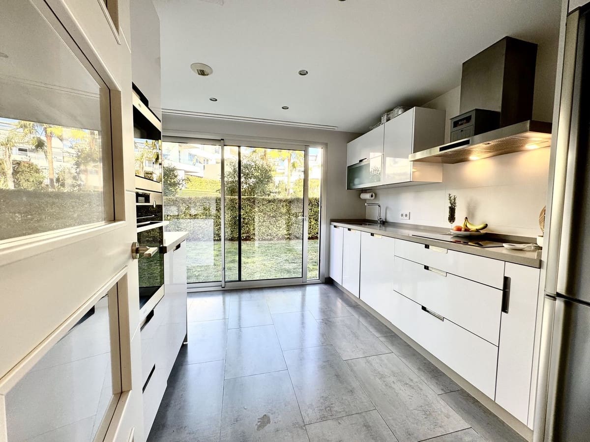 3 soveværelse Lejlighed til salg i New Golden Mile med swimmingpool garage - € 795.000 (Ref: 8768929)