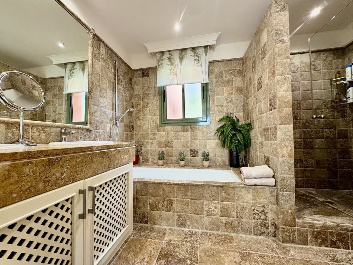 3 bedroom Apartment for sale in Los Flamingos with pool garage - € 750,000 (Ref: 9313927)