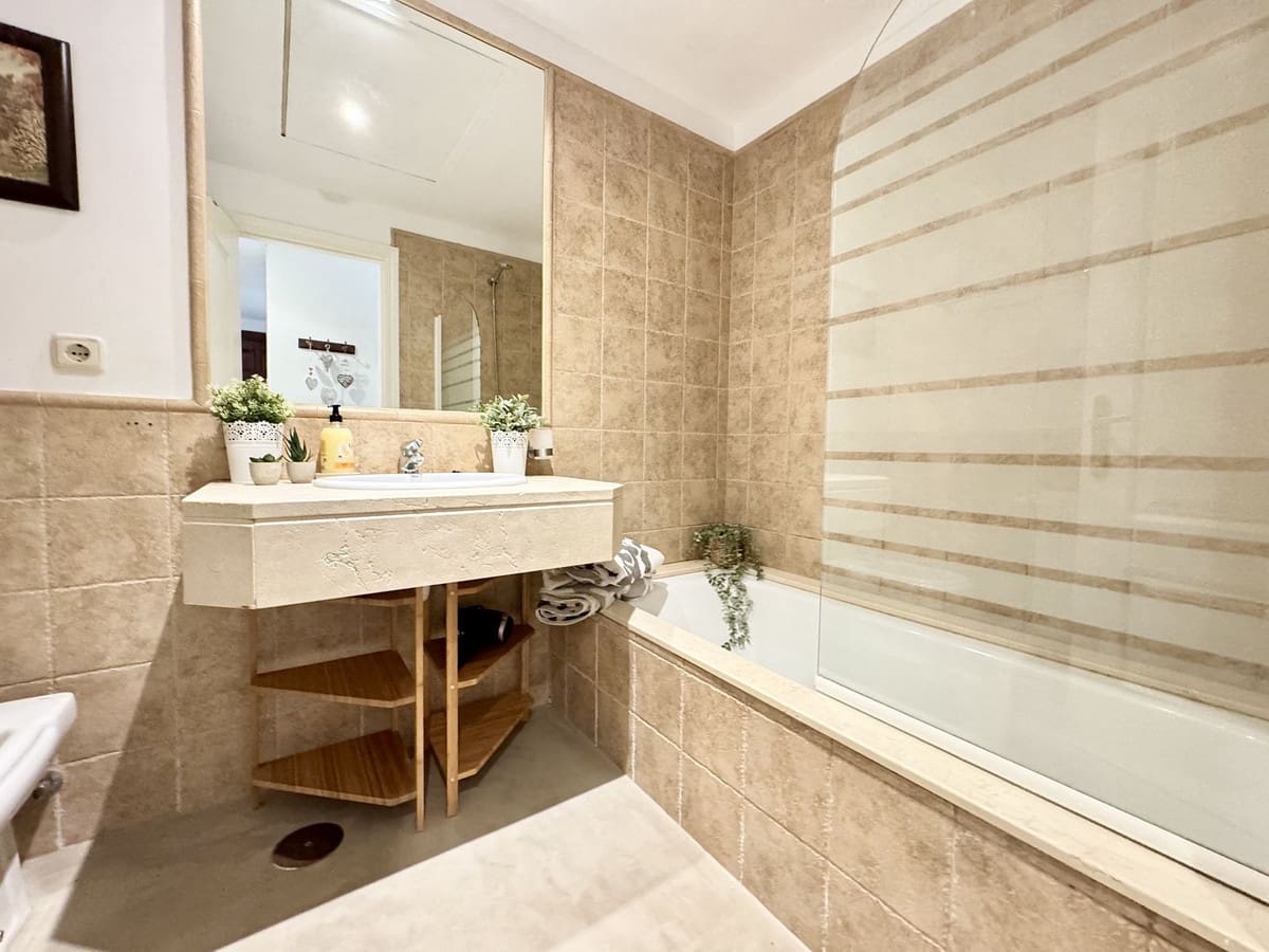 2 soveværelse Lejlighed til salg i Los Flamingos med swimmingpool garage - € 550.000 (Ref: 9345576)