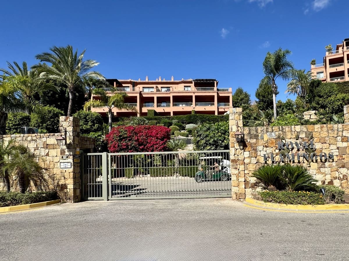 2 soveværelse Lejlighed til salg i Los Flamingos med swimmingpool garage - € 550.000 (Ref: 9345576)