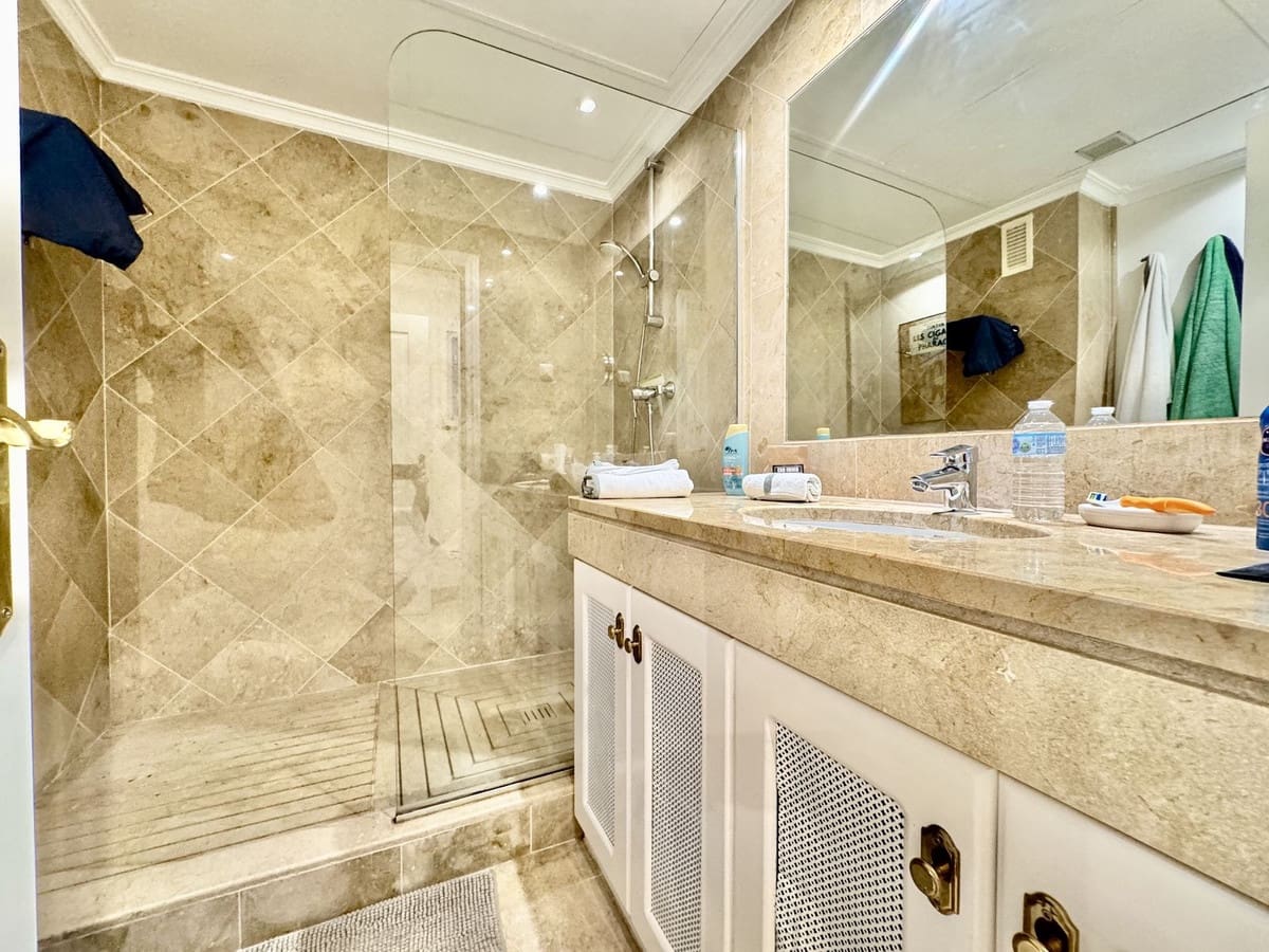 3 soveværelse Lejlighed til salg i Los Flamingos med swimmingpool garage - € 1.050.000 (Ref: 9360286)