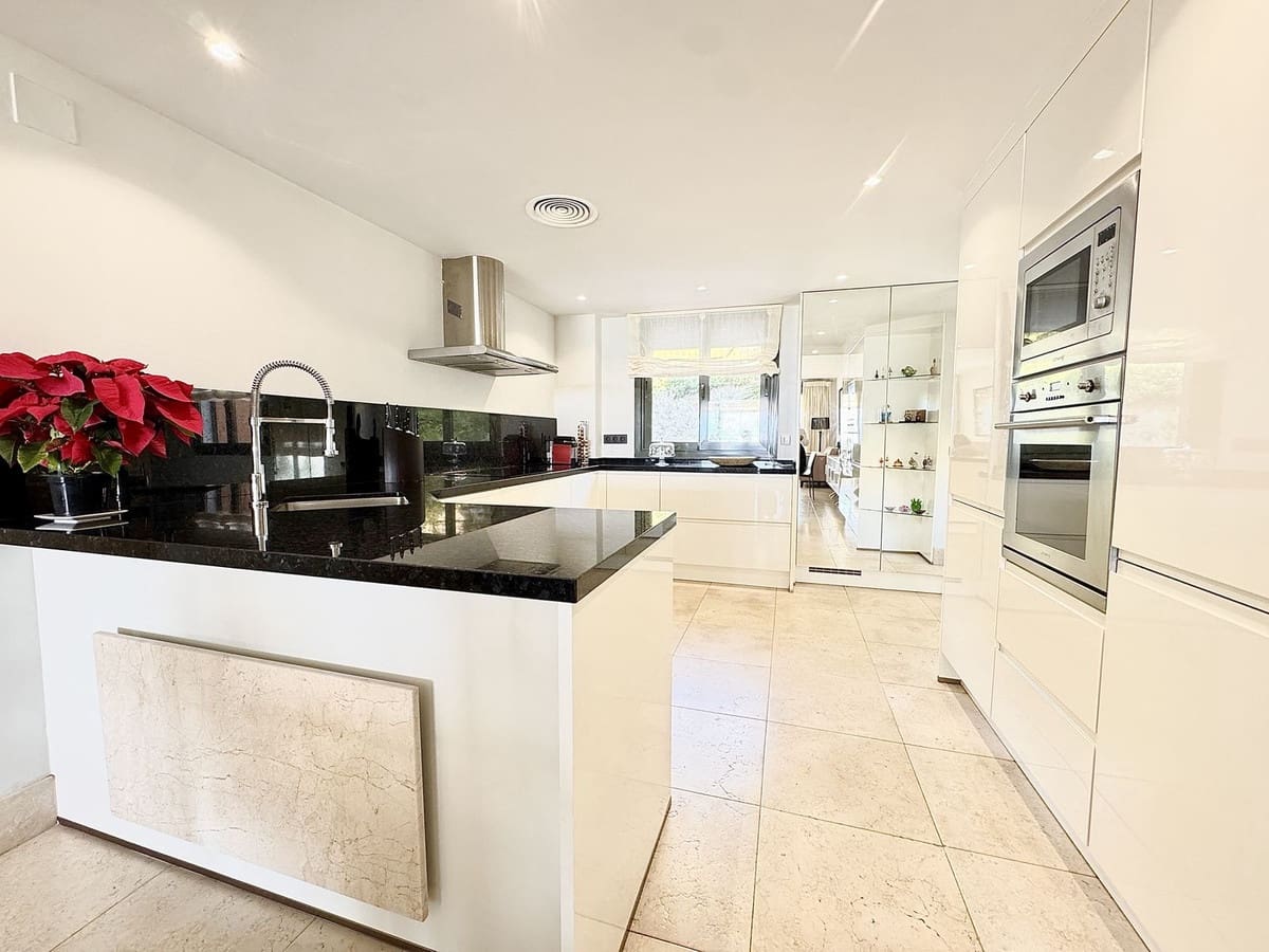 2 soveværelse Lejlighed til salg i Los Flamingos med swimmingpool garage - € 785.000 (Ref: 9426958)