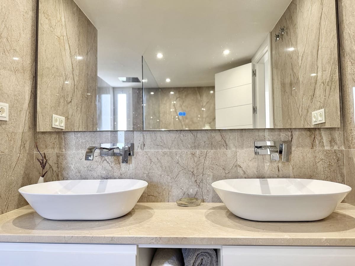 2 soveværelse Lejlighed til salg i Los Flamingos med swimmingpool garage - € 785.000 (Ref: 9426958)