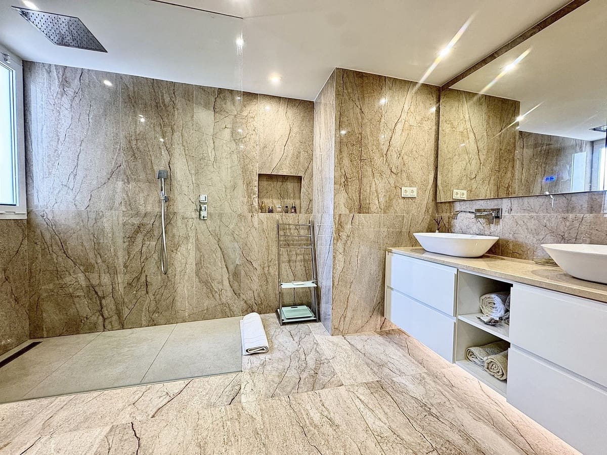 2 soveværelse Lejlighed til salg i Los Flamingos med swimmingpool garage - € 785.000 (Ref: 9426958)