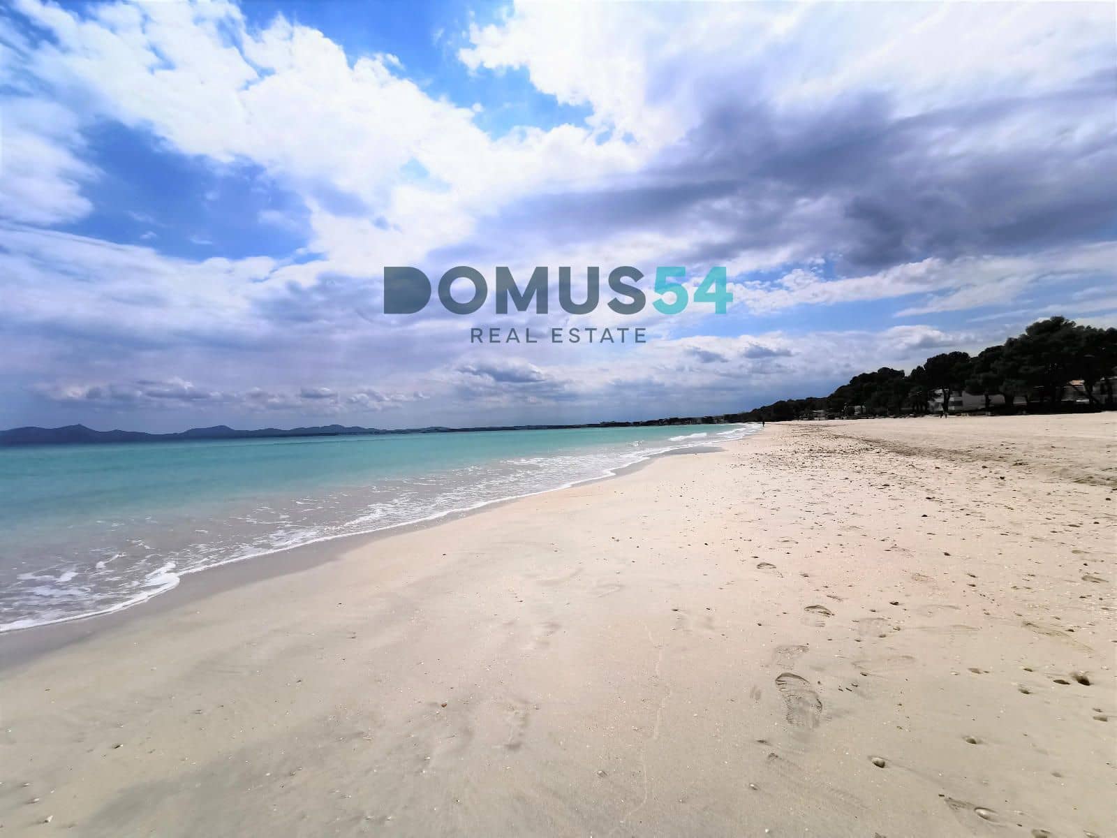 6 soveværelse Villa til salg i Playas de Muro / Platges de Muro - € 750.000 (Ref: 8901407)