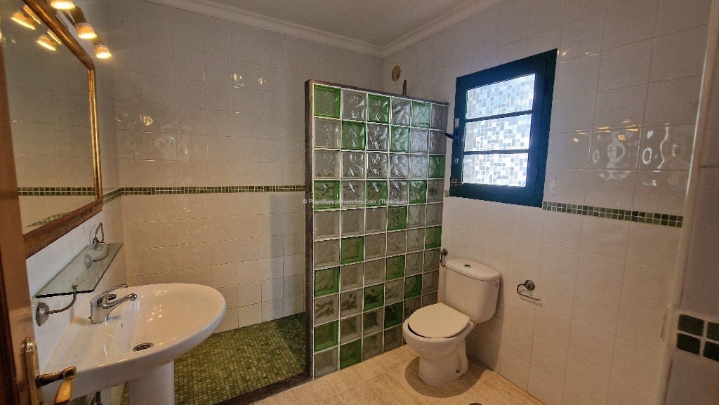 Bungalow de 3 habitaciones en Playa Blanca en venta con piscina - 295.000 € (Ref: 9343881)