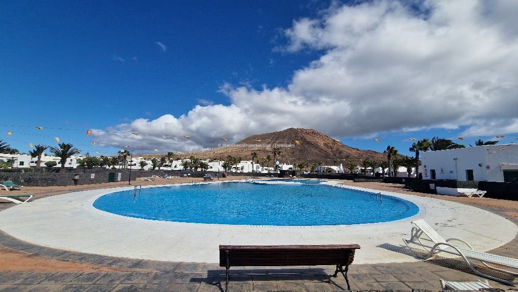 Bungalow de 3 habitaciones en Playa Blanca en venta con piscina - 295.000 € (Ref: 9343881)