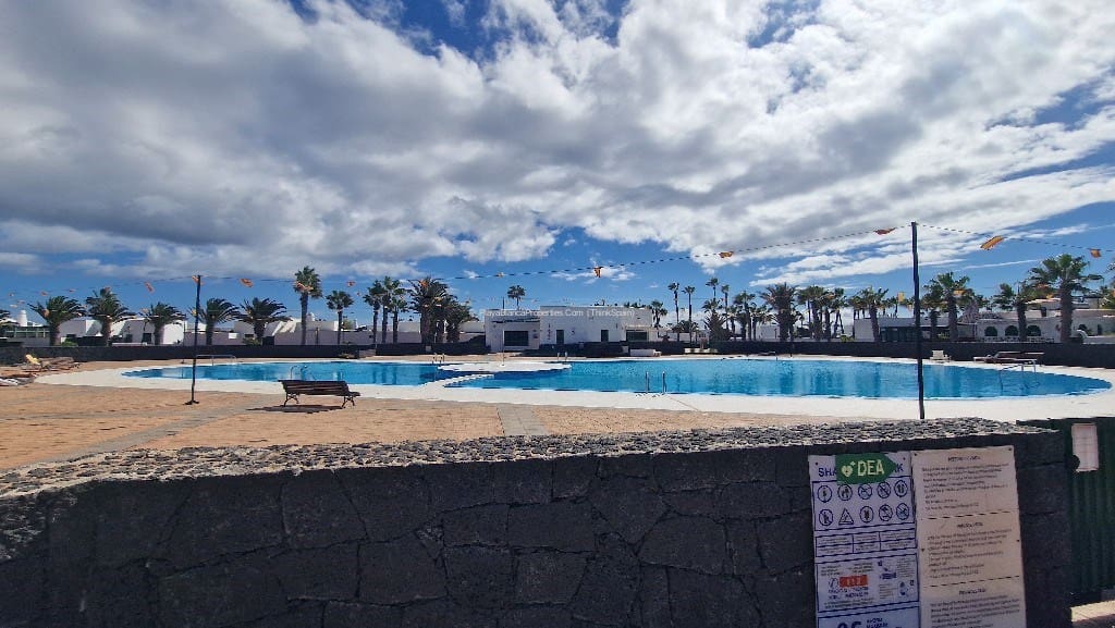 Bungalow de 3 habitaciones en Playa Blanca en venta con piscina - 295.000 € (Ref: 9343881)