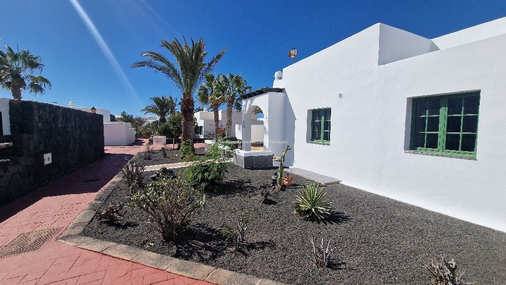 Bungalow de 3 habitaciones en Playa Blanca en venta con piscina - 295.000 € (Ref: 9343881)