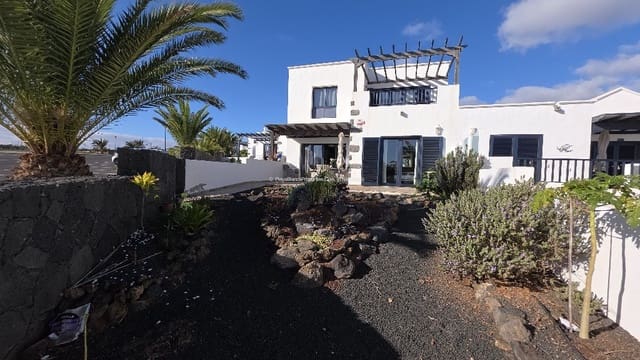 Chalet de 3 habitaciones en Playa Blanca, Yaiza en venta con piscina garaje - 525.000 € (Ref: 9554385)