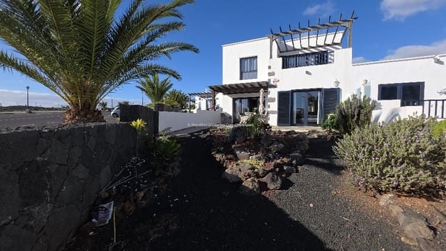 Chalet de 3 habitaciones en Playa Blanca, Yaiza en venta con piscina garaje - 525.000 € (Ref: 9554385)