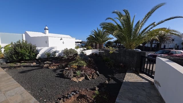 Chalet de 3 habitaciones en Playa Blanca, Yaiza en venta con piscina garaje - 525.000 € (Ref: 9554385)