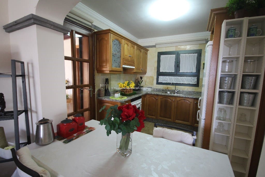 2 bedroom Villa for rent in Playa Blanca with pool garage - € 2,000 (Ref: 9772560)