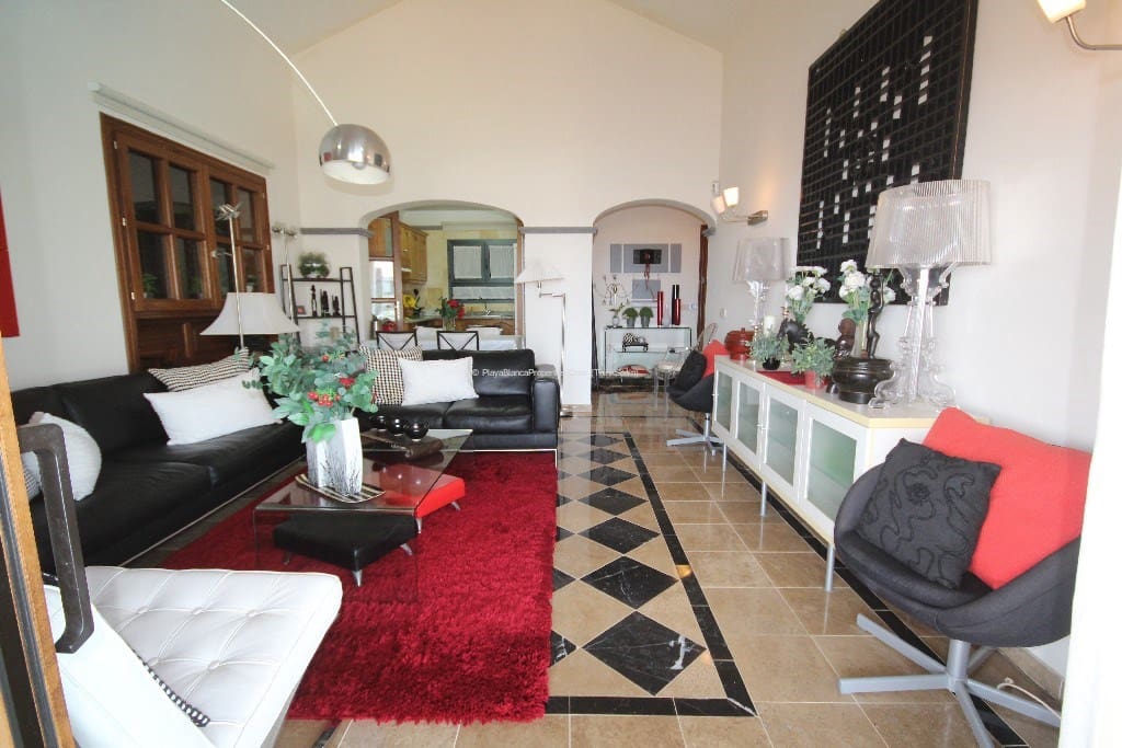 2 bedroom Villa for rent in Playa Blanca with pool garage - € 2,000 (Ref: 9772560)