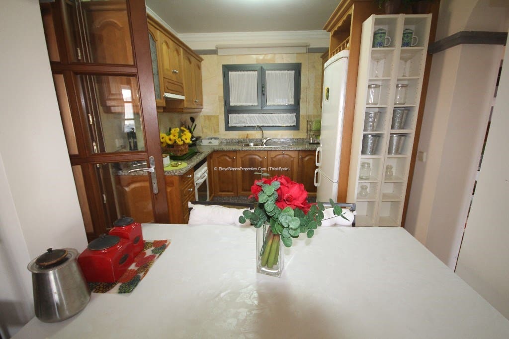 2 bedroom Villa for rent in Playa Blanca with pool garage - € 2,000 (Ref: 9772560)