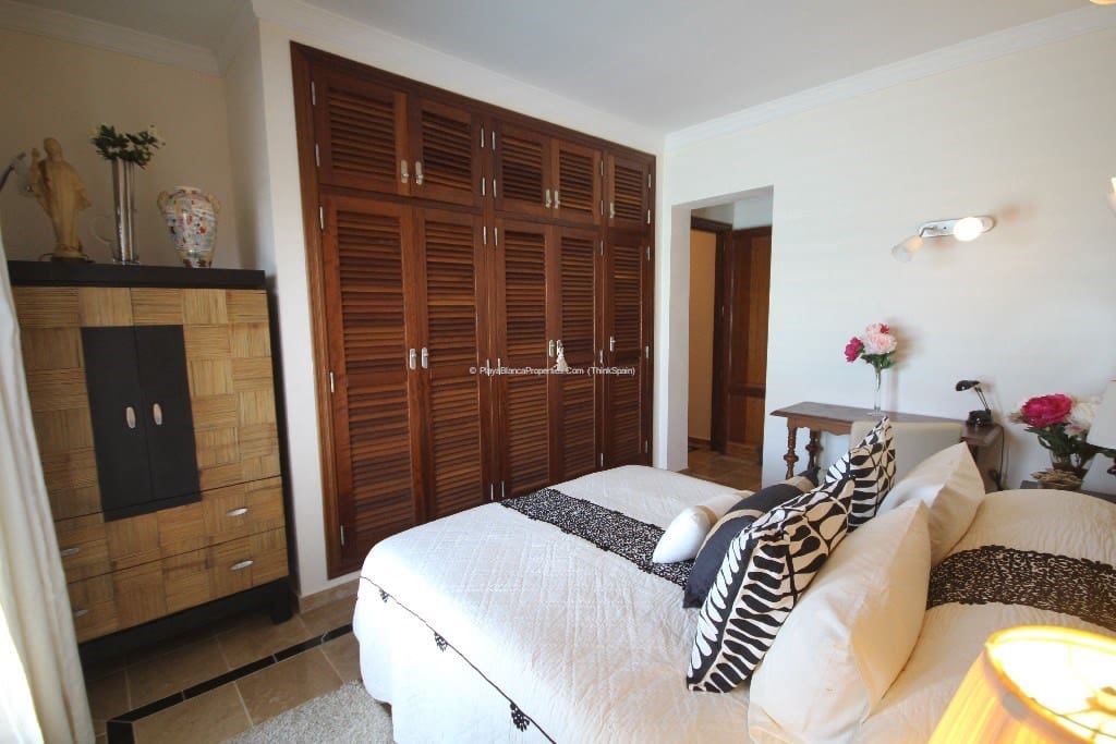 2 bedroom Villa for rent in Playa Blanca with pool garage - € 2,000 (Ref: 9772560)