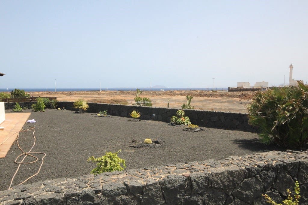 2 bedroom Villa for rent in Playa Blanca with pool garage - € 2,000 (Ref: 9772560)