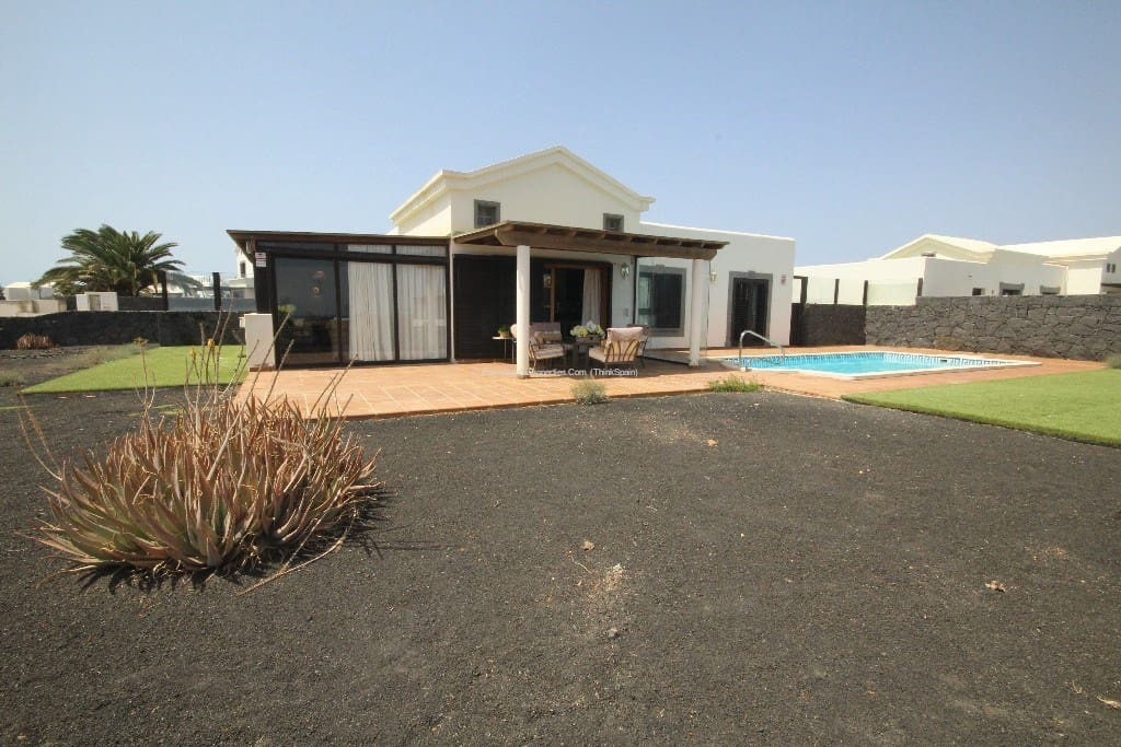 2 bedroom Villa for rent in Playa Blanca with pool garage - € 2,000 (Ref: 9772560)