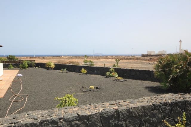 2 bedroom Villa for rent in Playa Blanca, Yaiza with pool garage - € 2,000 (Ref: 9772560)