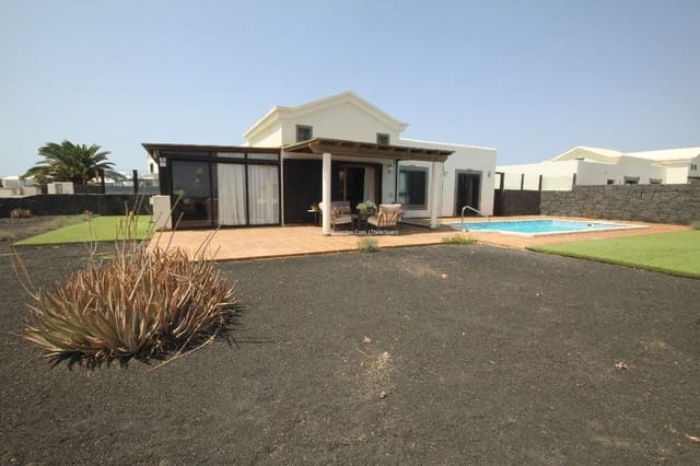 2 bedroom Villa for rent in Playa Blanca, Yaiza with pool garage - € 2,000 (Ref: 9772560)