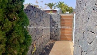 3 bedroom Villa for sale in Playa Blanca with pool - € 475,000 (Ref: 9782369)