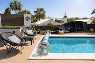 3 bedroom Villa for sale in Playa Blanca with pool - € 475,000 (Ref: 9782369)