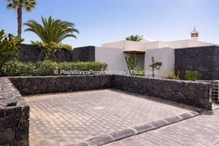 3 bedroom Villa for sale in Playa Blanca with pool - € 475,000 (Ref: 9782369)