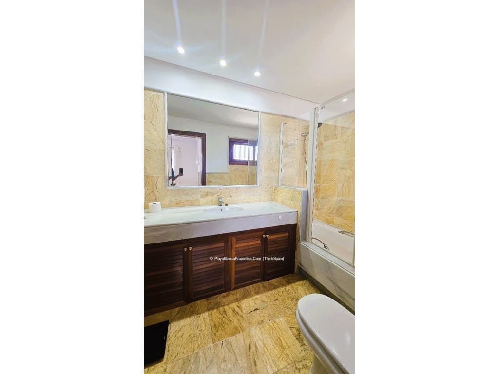 2 soveværelse Villa til leje i Playa Blanca med swimmingpool garage - € 1.500 (Ref: 9863874)