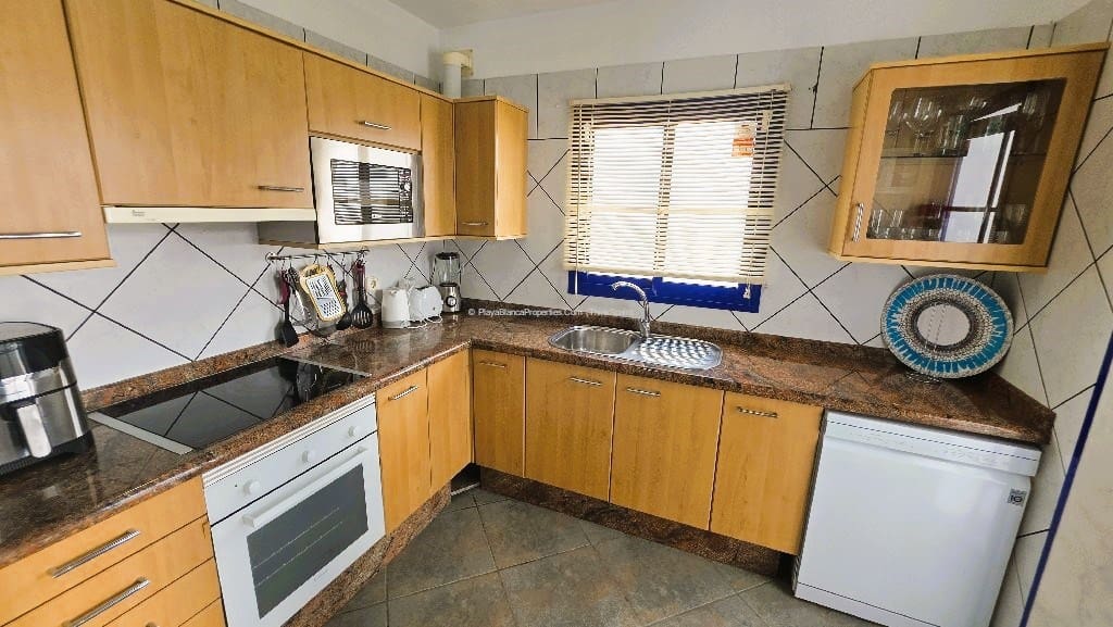 2 bedroom Villa for rent in Playa Blanca with pool garage - € 1,600 (Ref: 9868121)