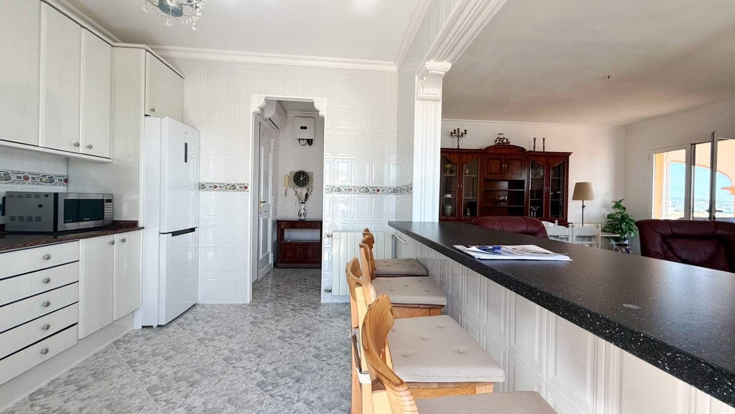4 makuuhuone Huvila myytävänä paikassa Calpe / Calp mukana uima-altaan 
autotalli - 690 000 € (Ref: 10004557)