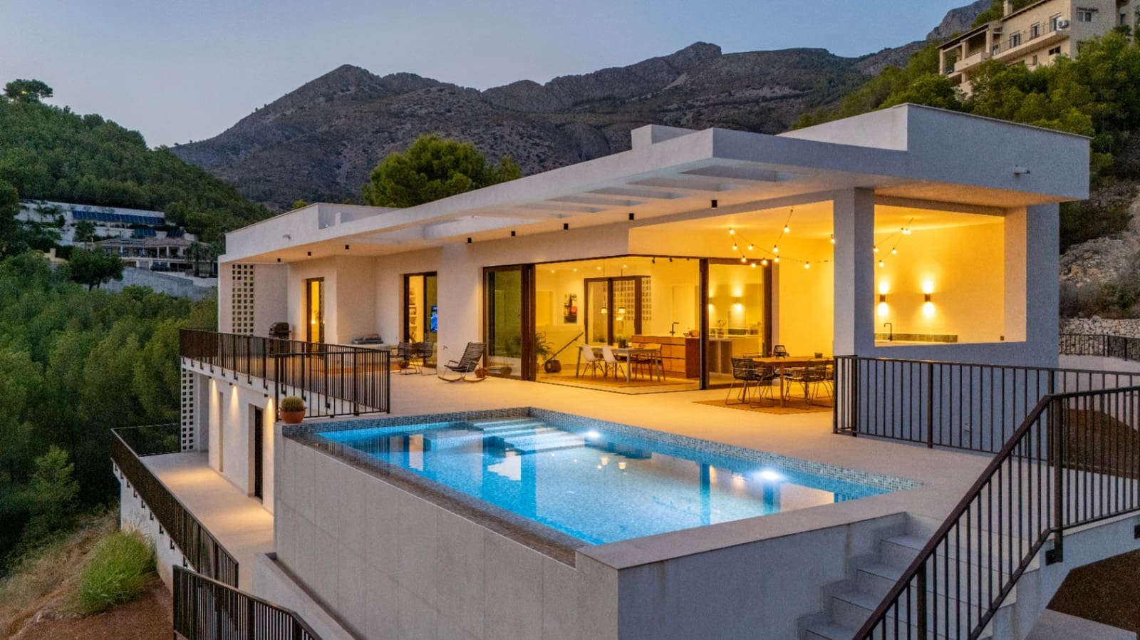 4 bedroom Villa for sale in Altea with garage - € 1,795,000 (Ref: 10051941)