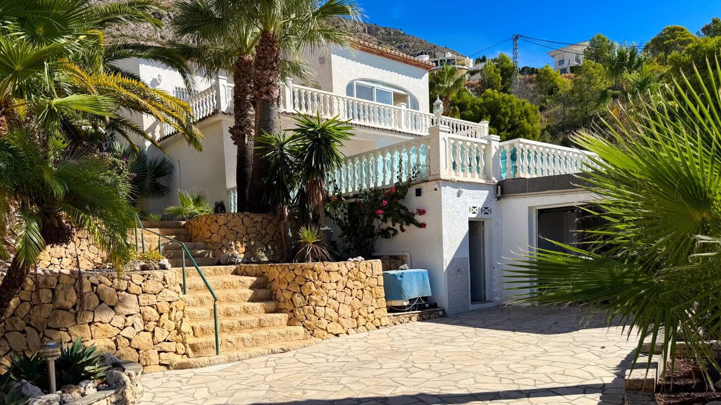 4 bedroom Villa for sale in Altea with pool garage - € 995,000 (Ref: 10158734)