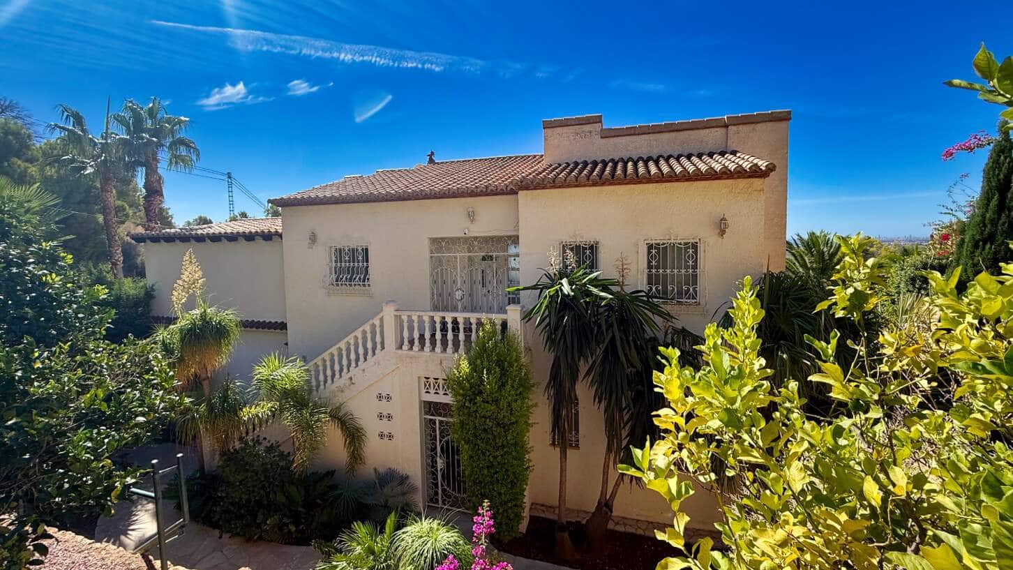4 bedroom Villa for sale in Altea with pool garage - € 995,000 (Ref: 10158734)