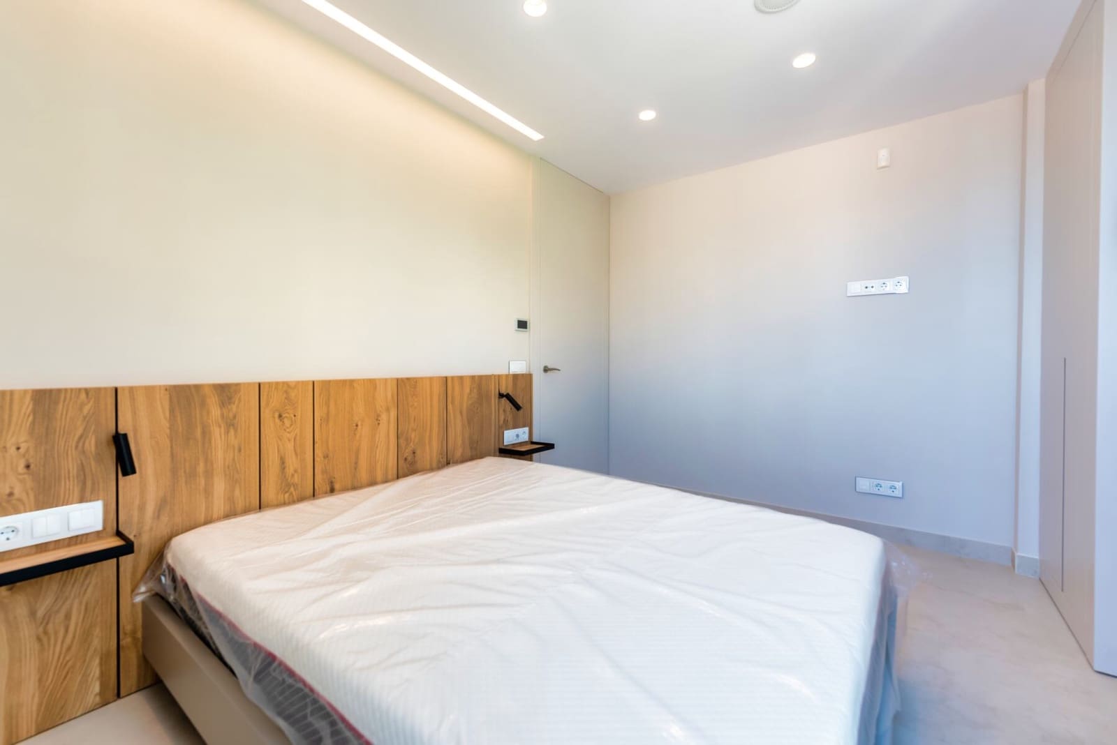 3 bedroom Beach Apartment for sale in Benidorm with pool garage - € 1,650,000 (Ref: 5097271)