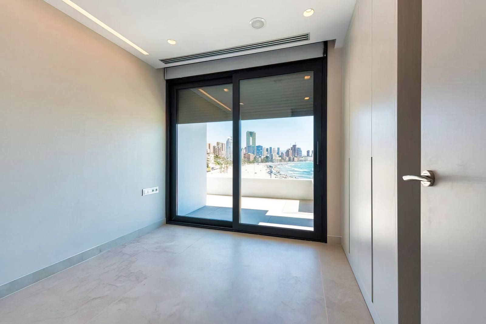 3 bedroom Beach Apartment for sale in Benidorm with pool garage - € 1,650,000 (Ref: 5097271)